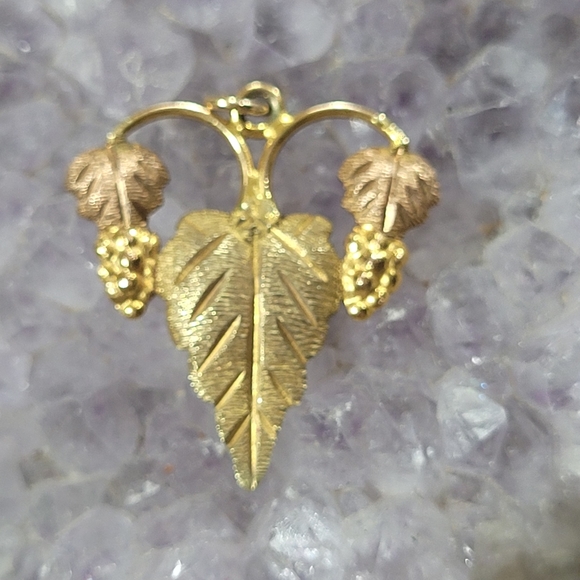 Vintage 10K Grape Vine Pendant. - Picture 7 of 7